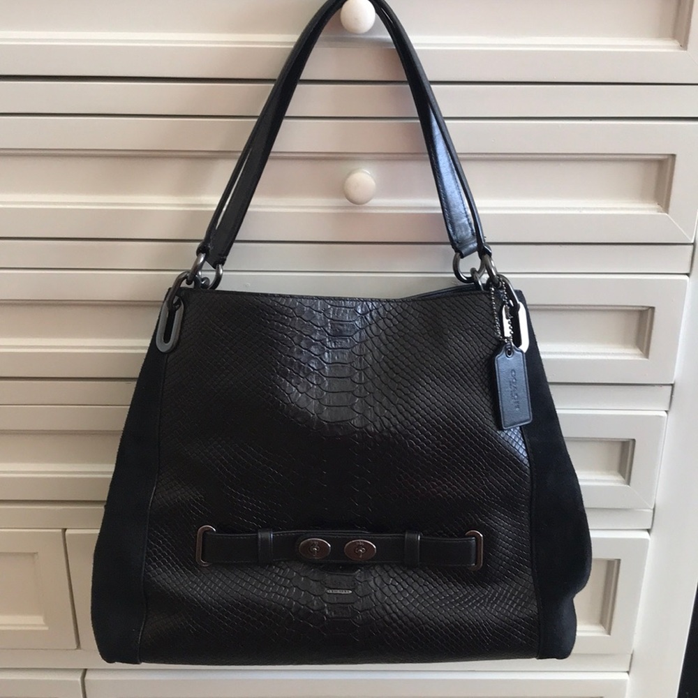 Black coach shoulder bag.